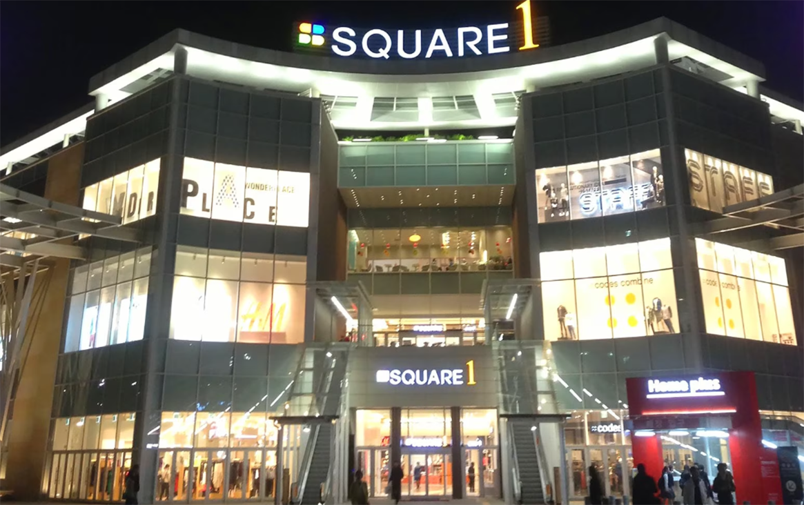 Seoul: Shopping Paradise – Exploring Modern Department Stores and Traditional Markets